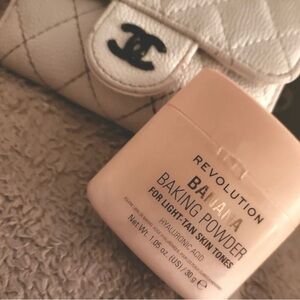 Revolution Banana Baking Powder for Light Tan Skin
